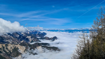 Matschacher Gupf -从奥地利阿尔卑斯山顶的全景。整个地区都笼罩在厚厚的云层中