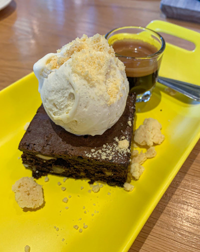 Affogato——浓缩咖啡加香草冰淇淋和布朗尼。