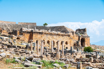 土耳其希拉波利斯古城遗址和古老建筑，毗邻现代的Pamukkale