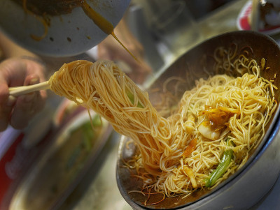 和朋友一起在夜市街头美食曼谷品尝第二道中式炒鸡蛋面，一份是不够的