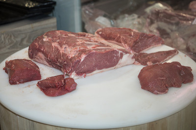 白色圆桌上的生肉片:优质牛肉