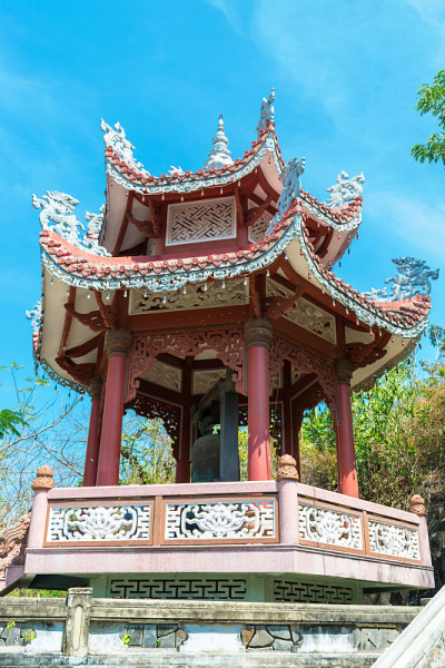 在芽庄的宝塔装饰的亚洲建筑，有晴朗的天空