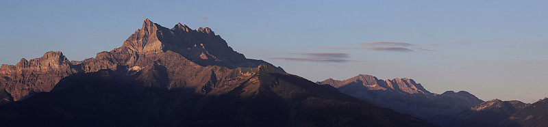 晨曦中的山