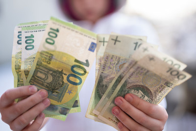 波兰货币兹罗提现金、银行票据与欧元的汇率