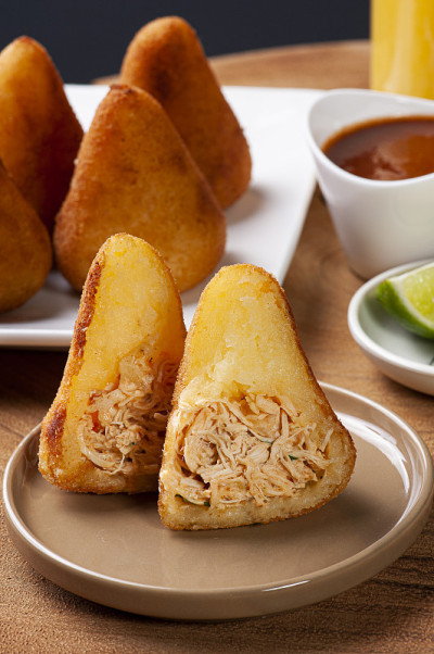 鸡coxinha。巴西美食的开胃菜在酒吧和派对