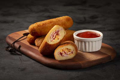 炸Risol或Risol。以奶酪和火腿填充的Risoles。
