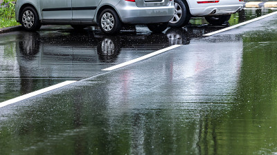 大雨后在室外停车场停车