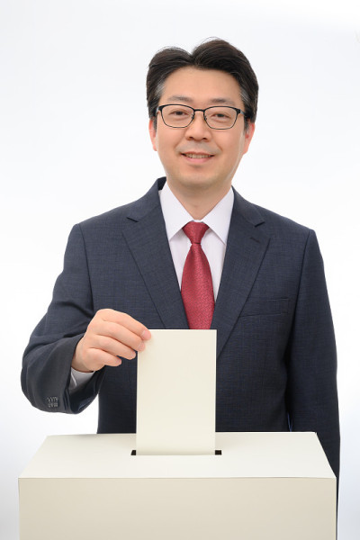 在投票箱里，人们的手放下了选票。