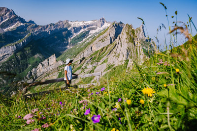 女子在山上徒步旅行，Schaefler Altenalptuerme山山脊瑞士阿尔卑斯山阿尔卑斯山阿
