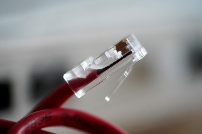 用网络连接器近距离观察网线