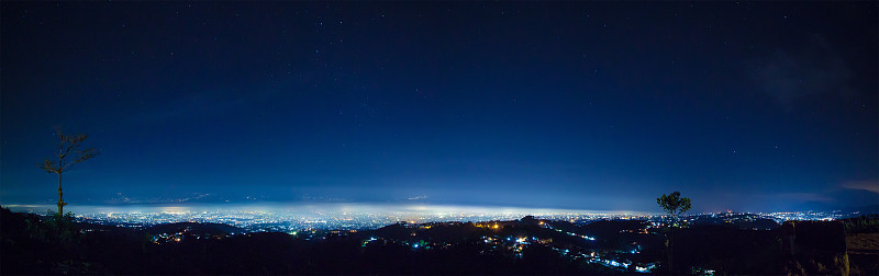 从山顶俯瞰城市夜景