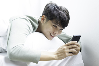 男人用电话