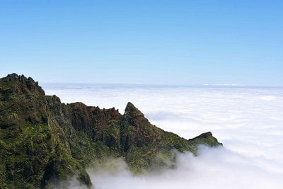 马德拉山脉在云中。
