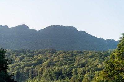 祖父山州立公园在阳光明媚的早晨山脊剪影的旗帜麋鹿，北卡罗莱纳州的糖山滑雪度假村