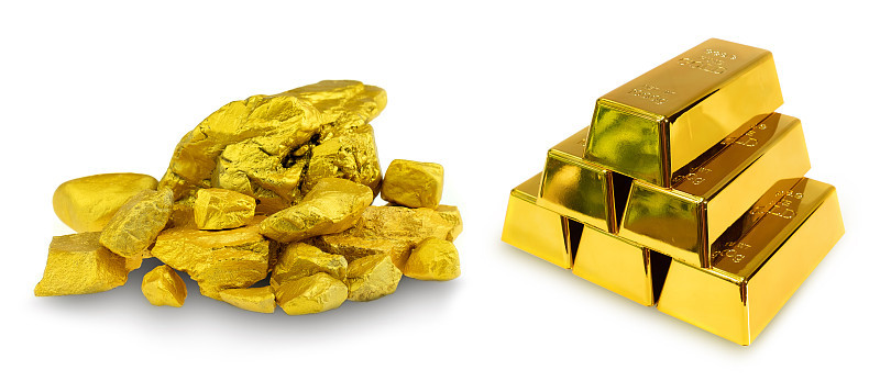 在白色背景上堆叠6根1公斤的金条和一组珍贵的金块