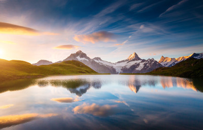Schreckhorn和Wetterhorn山的全景。地点:欧洲，瑞士阿尔卑斯山，格林德瓦尔德山谷。