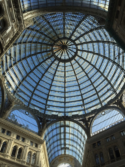 Umberto I Galleria Umberto I是意大利南部那不勒斯的一家公共购物画廊。它位