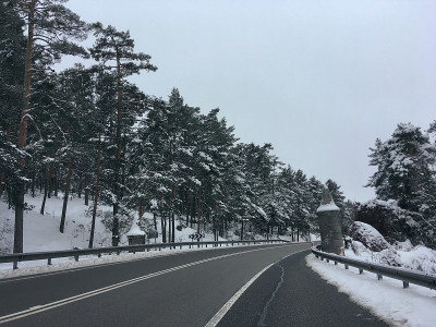 清路中间的雪景。
