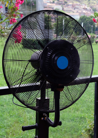 在一个炎热的夏天，咖啡馆里的黑色风扇和加湿器。