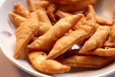 咸Namak Para是一种印度小吃，巴基斯坦和孟加拉国的烘焙食品，是脆和薄片。