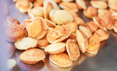 Khanom Kai，传统泰国烘焙甜品迷你卡斯泰拉蛋糕，由淀粉，面粉，鸡蛋，糖制成。泰国食品，烘焙，