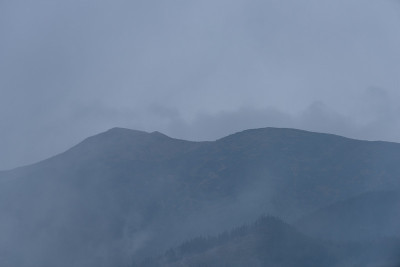 云雾缭绕的山林全景