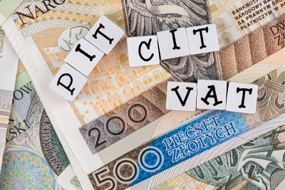 文字“PIT”，“CIT”，“VAT”翻译成“个人所得税”，“公司所得税”，“增值税和许多波兰钞票。