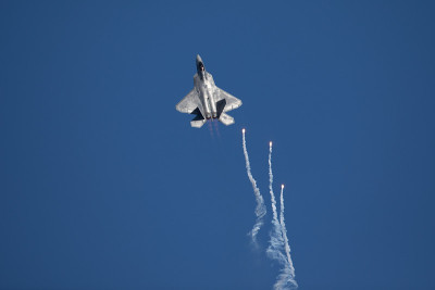 F-22猛禽在模拟空战中部署照明弹