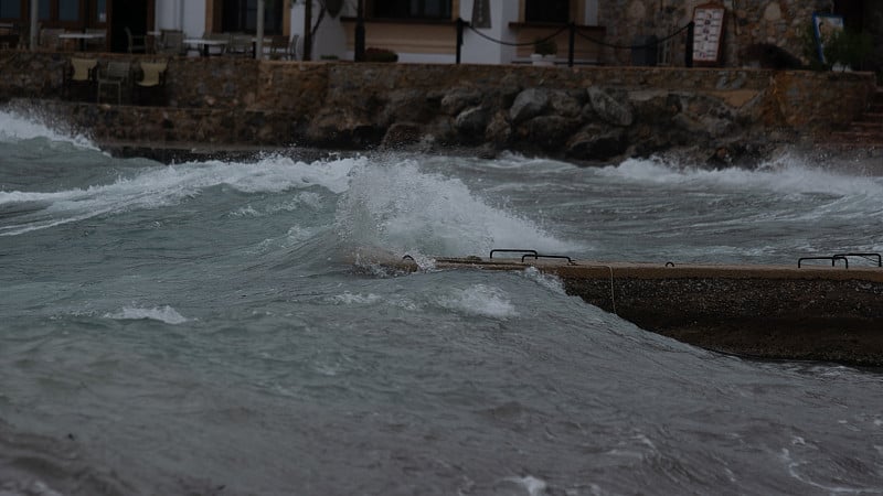 希腊勒罗斯岛的暴风雨和海浪