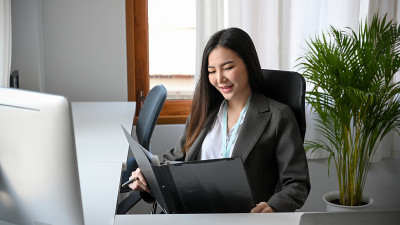 女行政经理审核财务文件