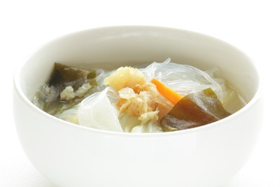 亚洲食品，鱼干和白菜配裙带菜