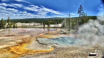 黄石国家公园五颜六色的地热温泉