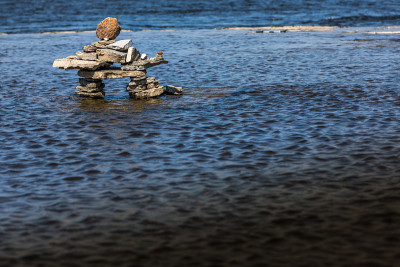 河边的Inukshuk。