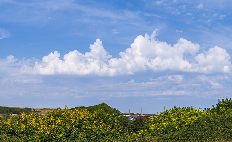 云景观与大积雨云在农村地区的波特兰岛，多塞特，英国