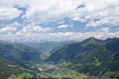 奥地利山谷景观中的Bad Hofgastein村