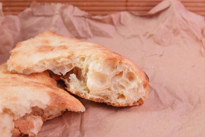 家庭厨房里的新鲜皮塔饼