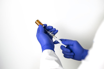 医生用注射器注射疫苗