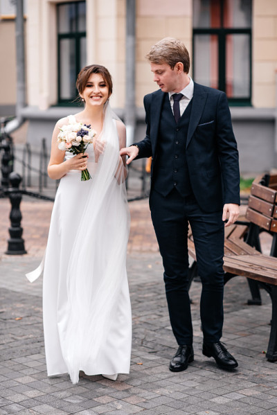 新婚夫妇在城市里散步。婚礼的照片。