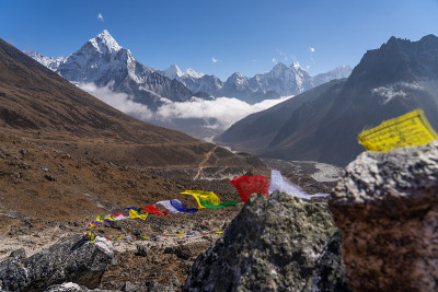 从尼泊尔珠穆朗玛峰地区的图克拉山口看喜马拉雅山