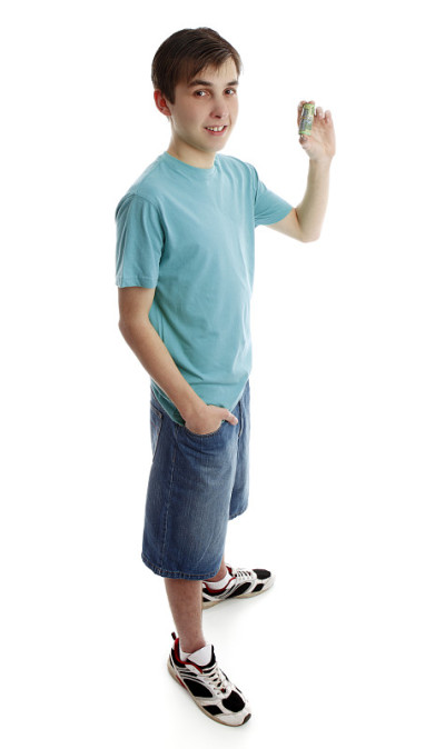 拿着钱的少年