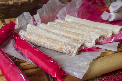 Turones de pinini pig的特写镜头，这是一种特殊的混合了粉状配料和脆米的薄饼卷。
