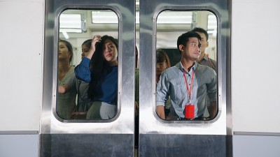 人群在繁忙拥挤的地铁公共列车上穿梭