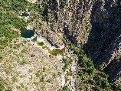 鸟瞰野生天然水池，Chassezac河，在lozere，法国