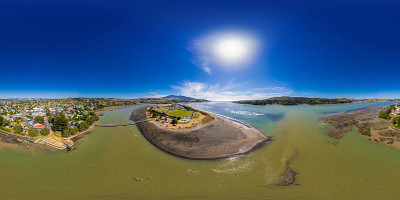 新西兰怀卡托地区拉格兰(Whāingaroa)上空的球面(360度)等矩形全景图