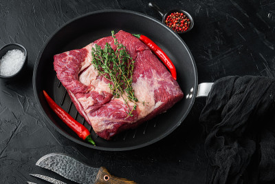 加工商胸肉，生牛肉胸肉，在黑色的石头背景