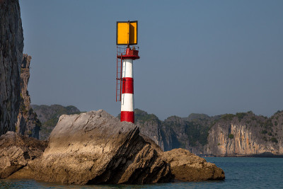 下龙湾的灯塔