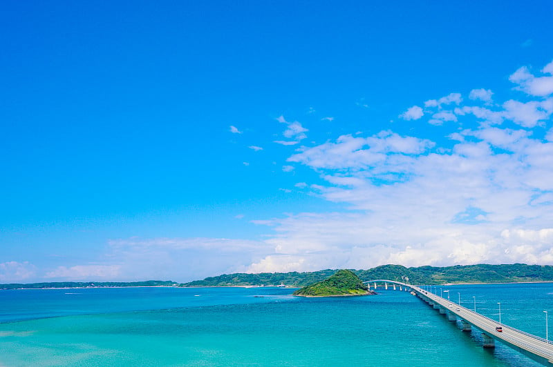 日本山口县的津岛大桥和美丽的蓝天海景