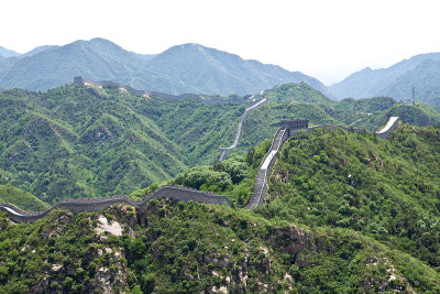 蜿蜒在北京附近的山顶上的中国长城