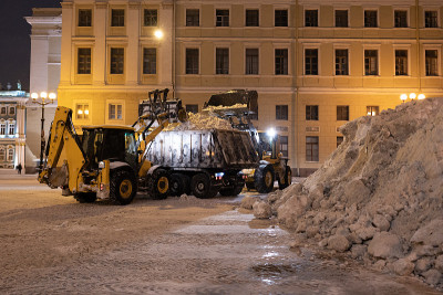 专业的除雪设备在城市大雪过后的夜晚清理宫殿广场