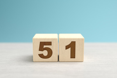 木制玩具积木组成数字51。